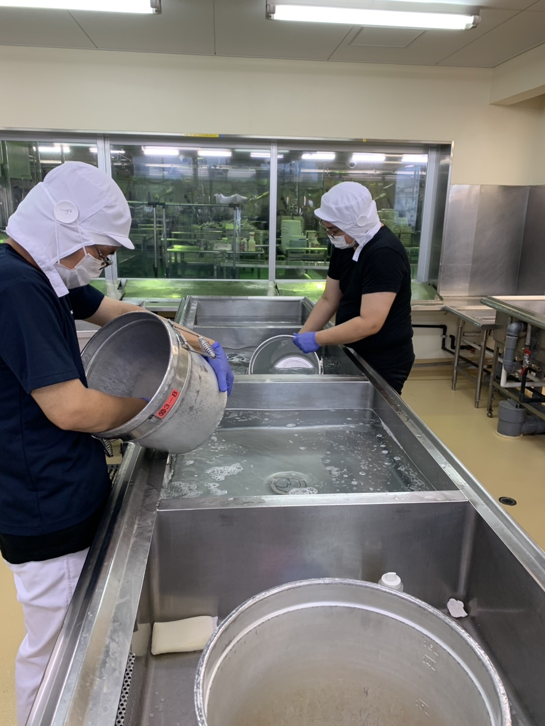 食缶洗浄作業