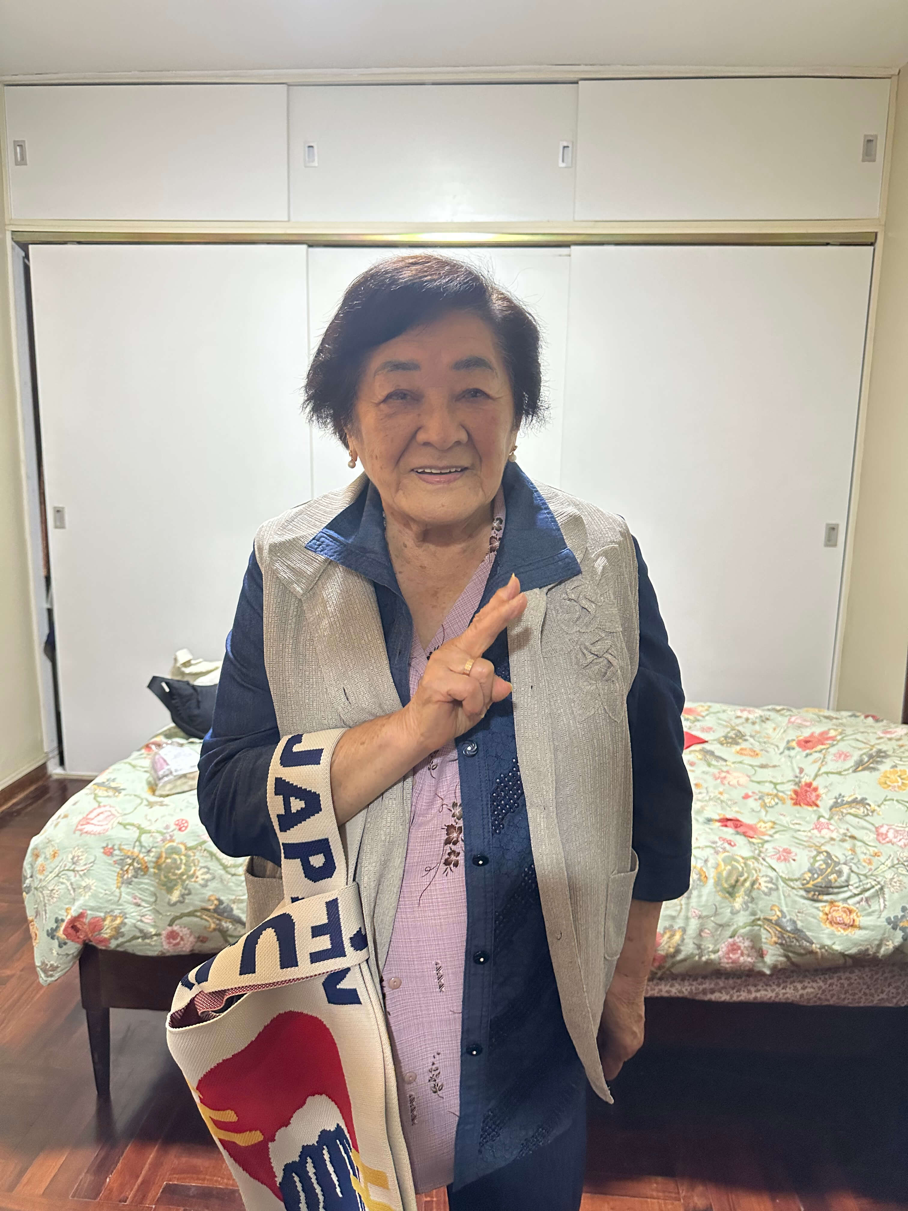 日本のお土産と一緒のオバ