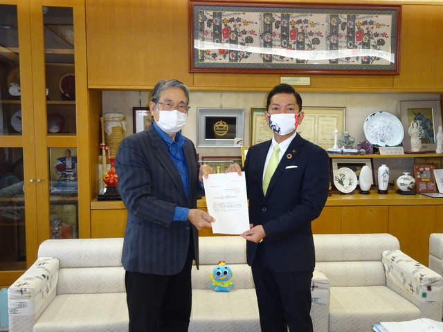 左：上地協議会会長　右：松本浦添市長