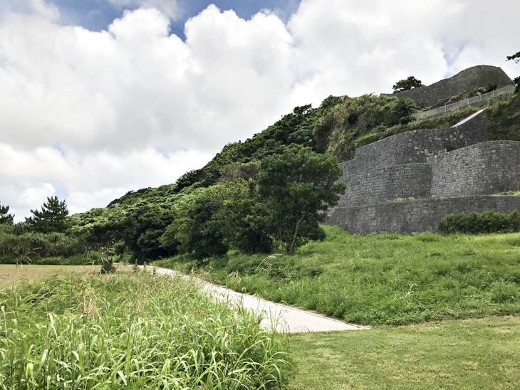 公園入口から見上げるハクソー・リッジ