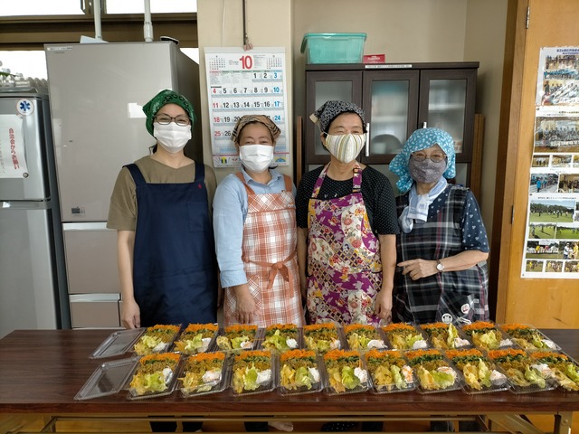 調理している方嘉陽さんはじめ4人