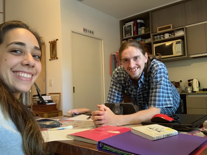 日本語のクラスでシャビ先生との写真です CLASE DE JAPONÉS CON EL PROFESOR JAVI