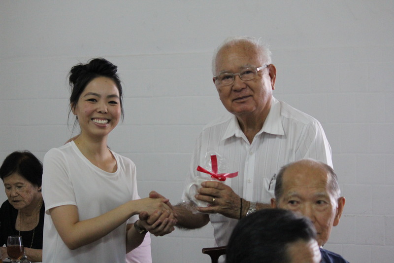 お年寄りへマグカッププレゼント