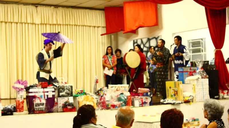 傘で踊る鳩間節