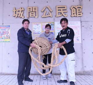 城間自治会からわら（綱）を分けてもらう様子