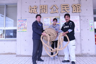 わら（綱）を持って記念撮影