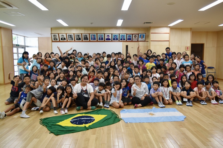 港川小の子どもたちと