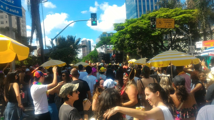 多くの人で賑わうカーニバル