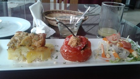 ロコト唐辛子の肉詰めとジャガイモパイ