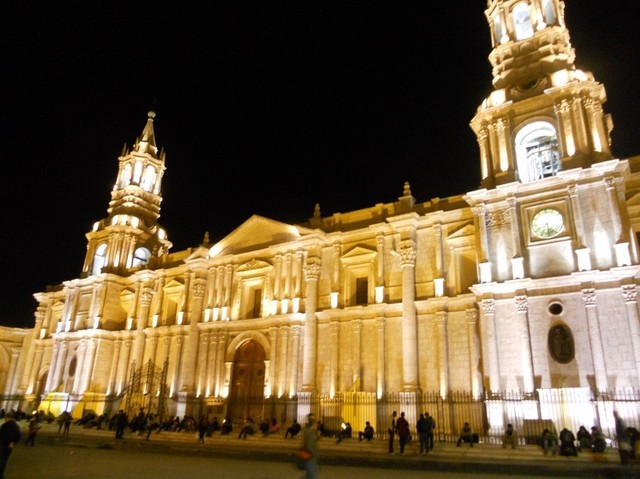 「白い街」呼ばれる夜のアレキパ