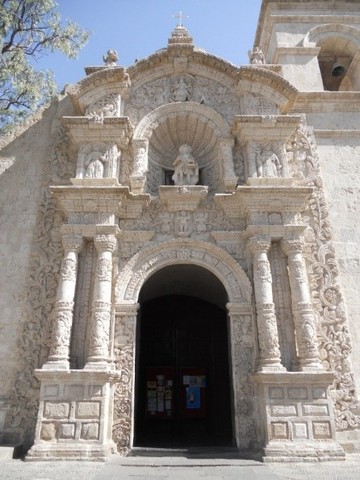 切り石でできたバロック建築の代表であるヤナワラ教会