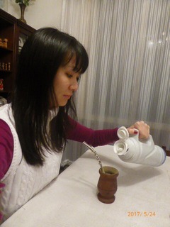 マテ茶を注いでいます