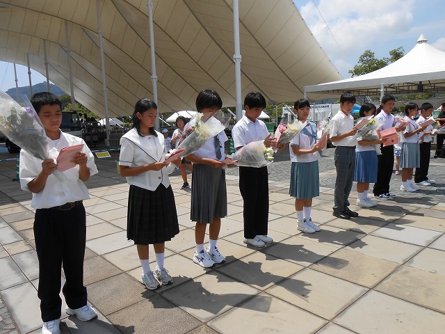 平和祈念公園で平和のメッセージを朗読する団員(平和集会)