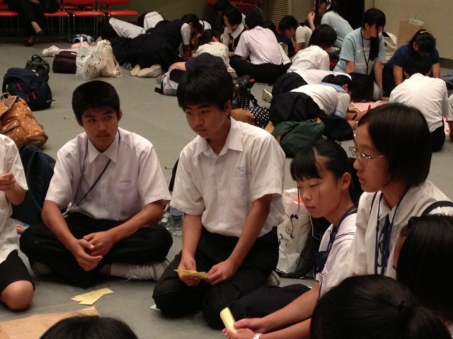 青少年ピースフォーラムで平和について意見交換する団員