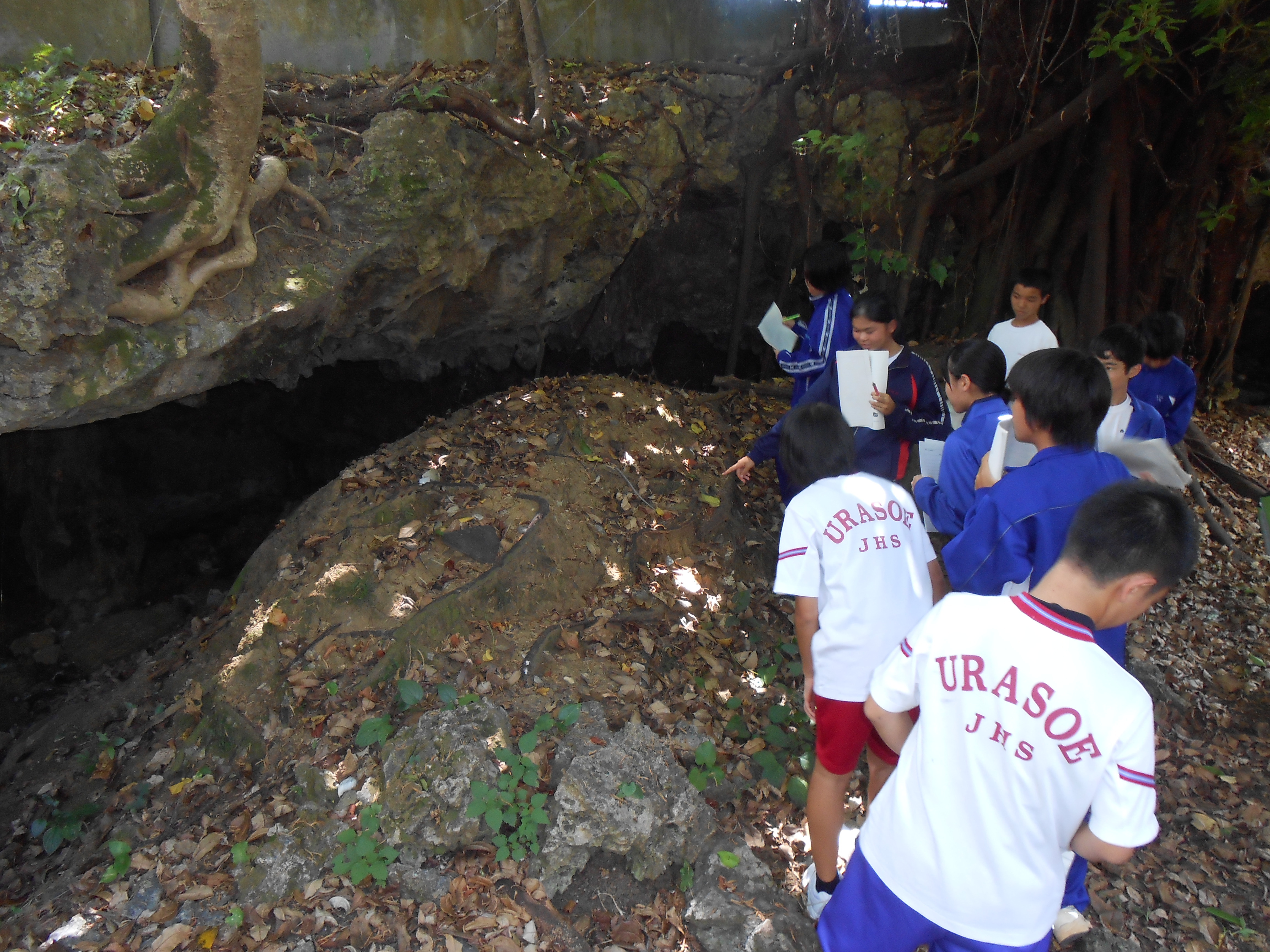 チヂフチャーガマを見学する団員