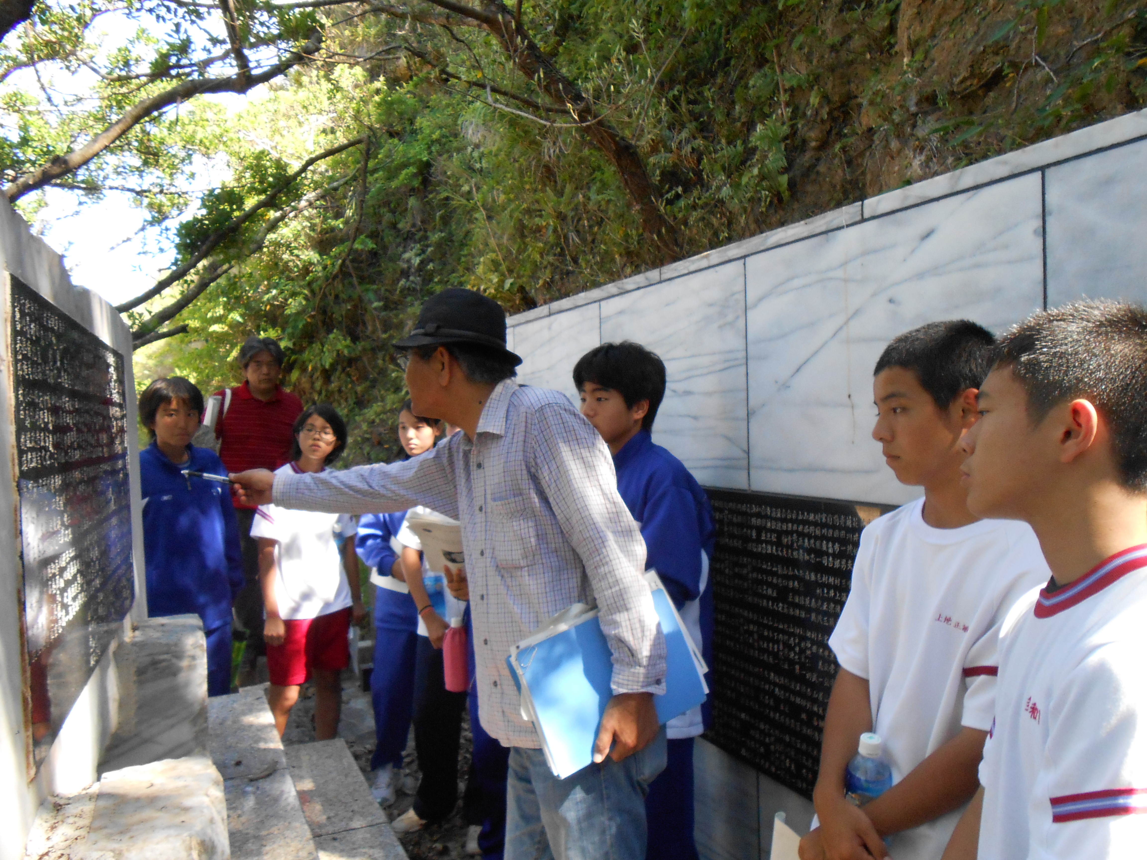 前田高地平和の碑で戦没者の多さに驚く団員