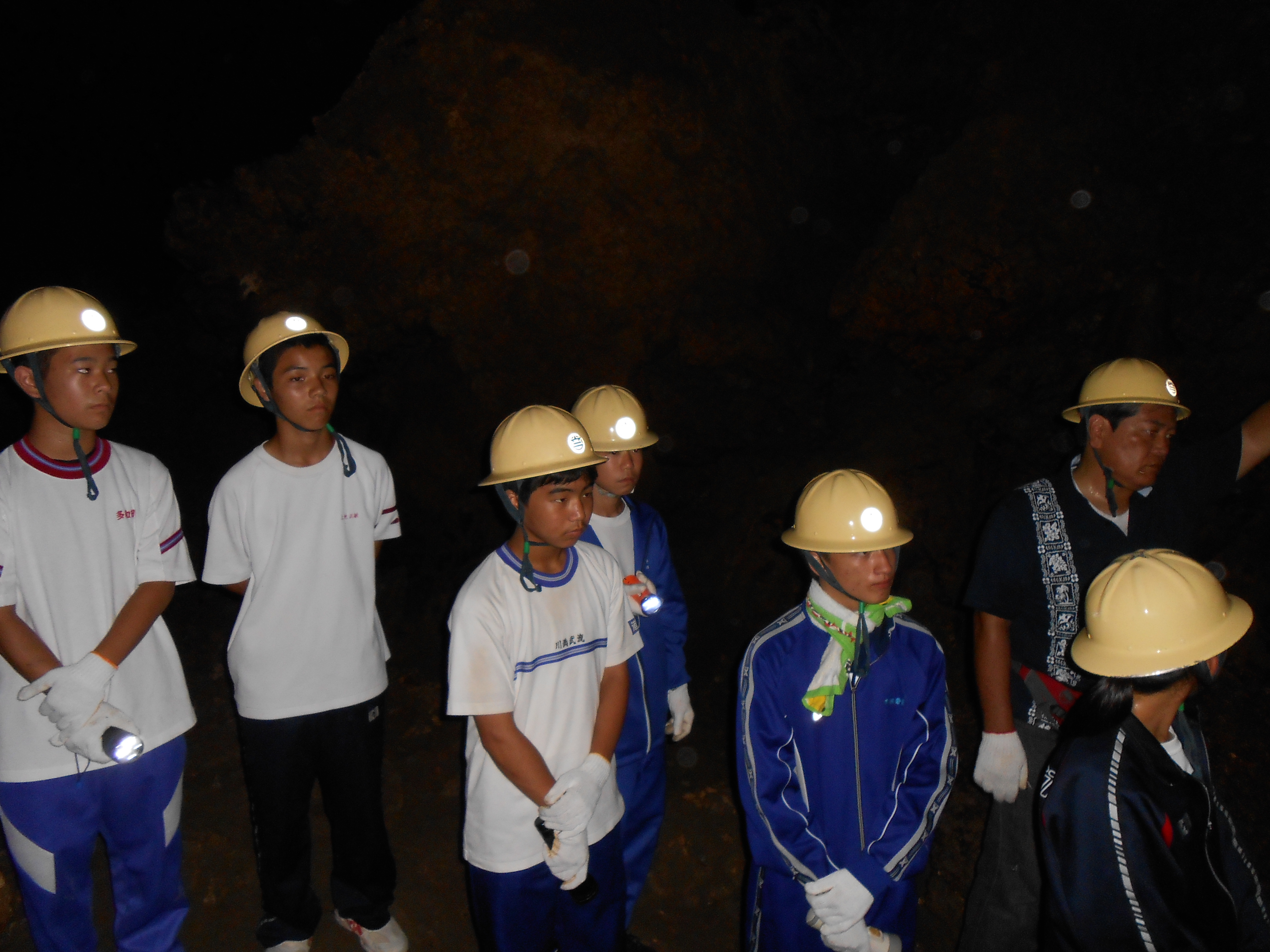 轟の壕は電灯がなければ何も見えないほど真っ暗でした。