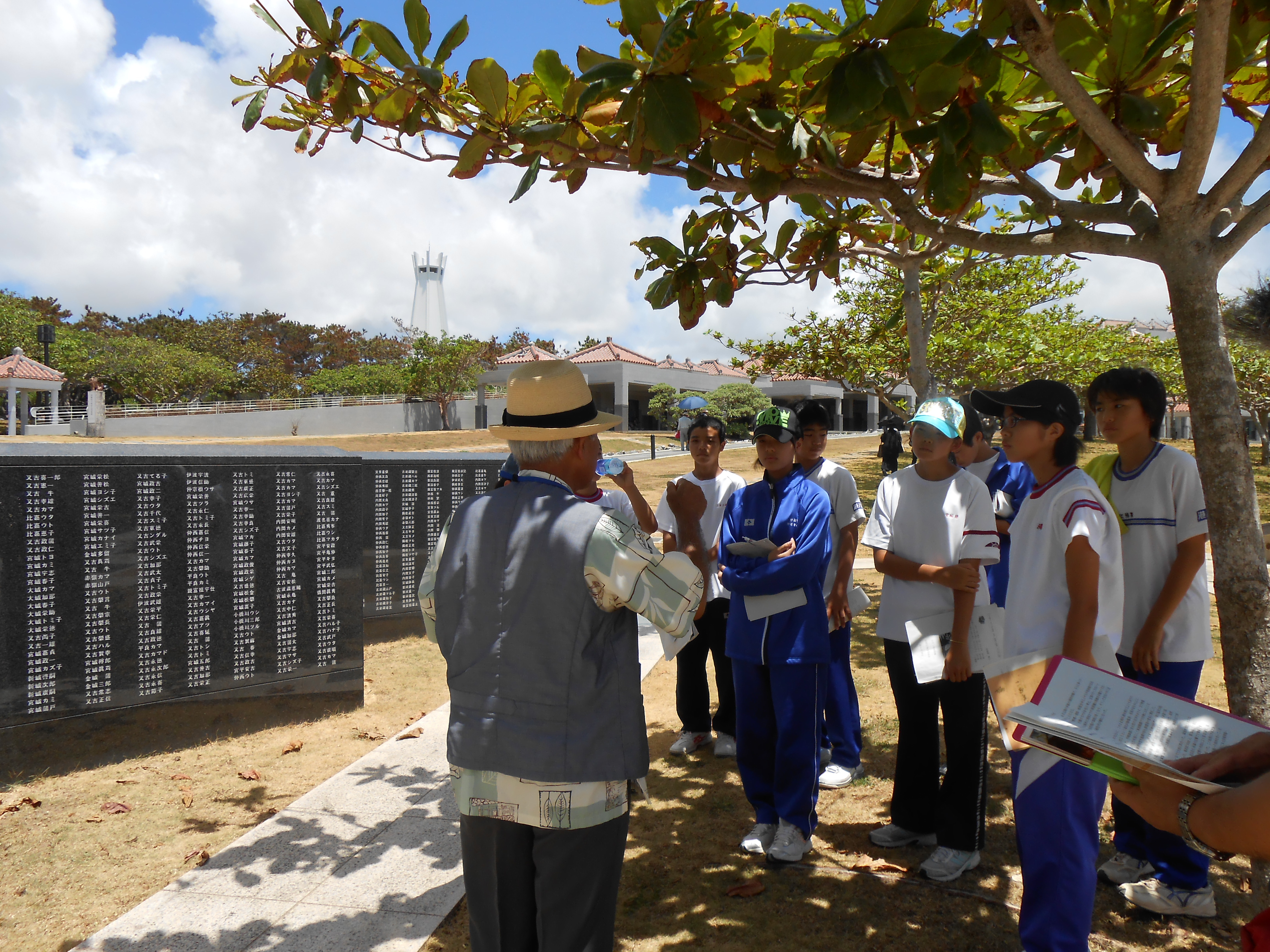 平和の礎を見学する団員