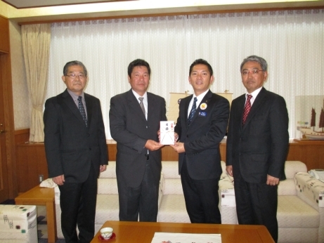 贈呈式の様子（浦添宜野湾電気工事業協同組合様）