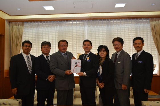 贈呈式の様子（浦添市管工事事業協同組合様）