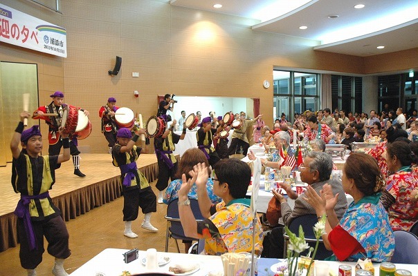 伝統芸能を楽しむ世界のウラシーンチュ