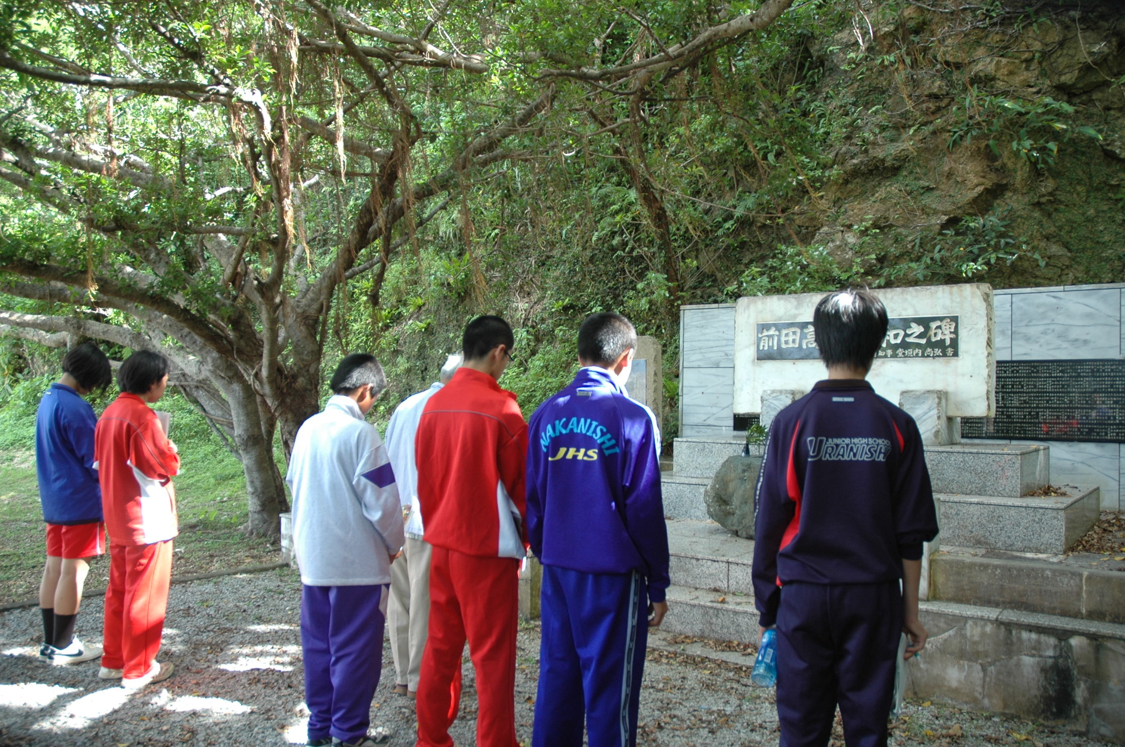 前田高地平和之塔で黙とうをしました。