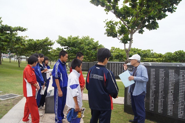 平和の礎で説明を受ける団員たち