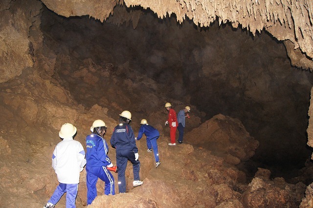 足場の悪い壕の中を進む団員たち