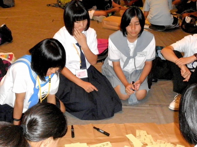 青少年ピースフォーラムで他県の学生と平和について意見交換しました
