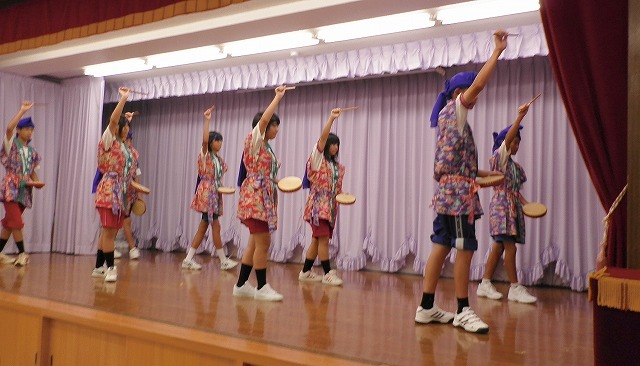 ホームでエイサーを披露しました