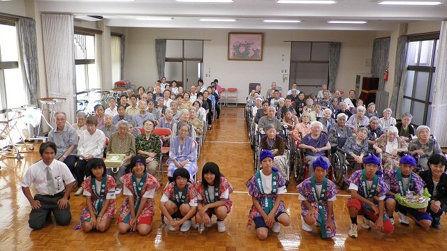 入所者のみなさんとの記念写真