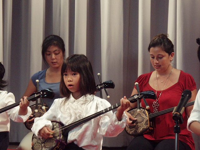 伊祖自治会敬老会で三線を弾きました