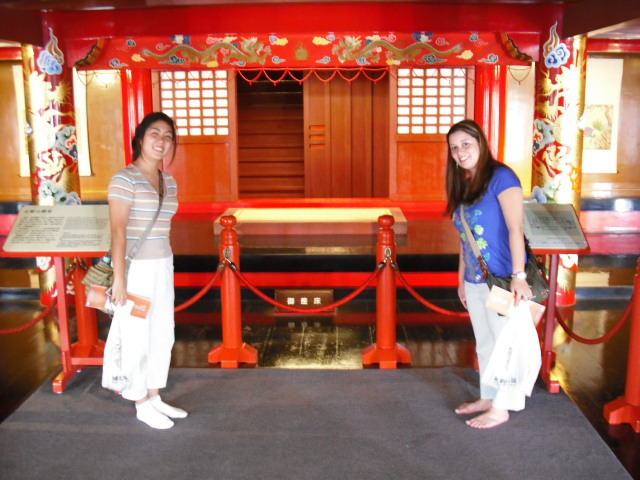 マリと春美　首里城にて