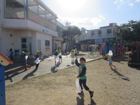 凧あげをしている様子