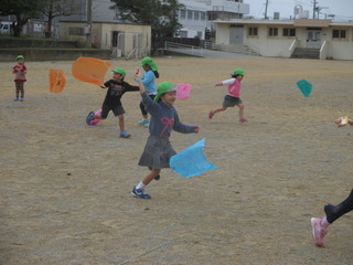 凧あげをしている様子