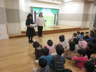 園長先生からコマのプレゼントをもらう様子