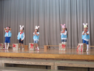 赤いリボンのおくりもの