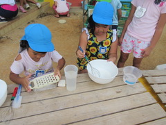 せっけんクリームを作っている様子