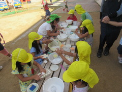 石けんクリームを作っている様子