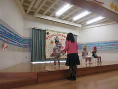 プレゼントをもらっている様子