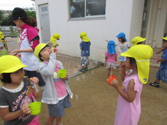 しゃぼん玉を楽しんでいる様子