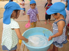 うちわでしゃぼん玉に挑戦