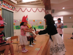 園長先生からプレゼントをもらっている時の様子