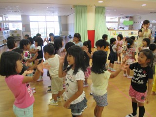 やっほっほ夏休みを歌っている子どもたちの様子