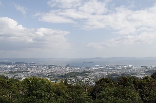 蒲郡の街と三河湾