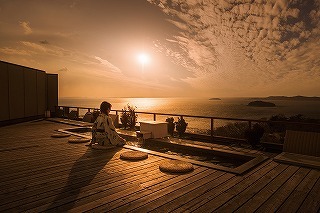 足湯から三河湾を望む