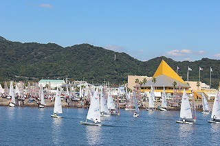 ヨットが浮かぶ海