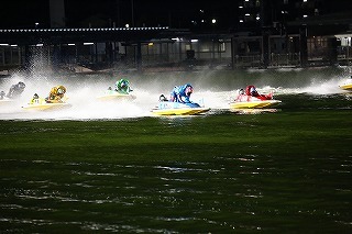 水上の格闘技を目の前で