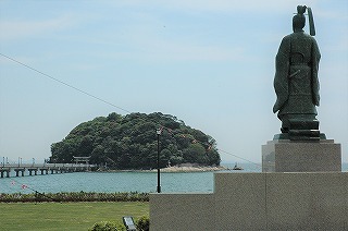 俊成様に見守られて