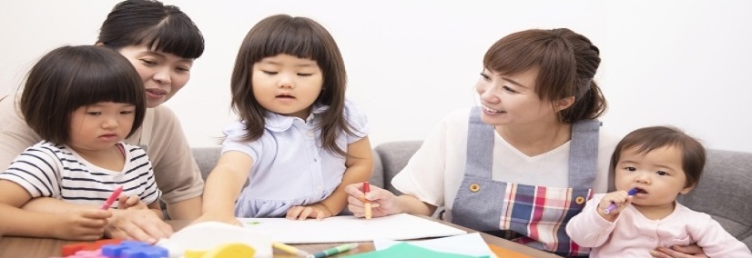 HP子どもと遊ぶ保育士_s